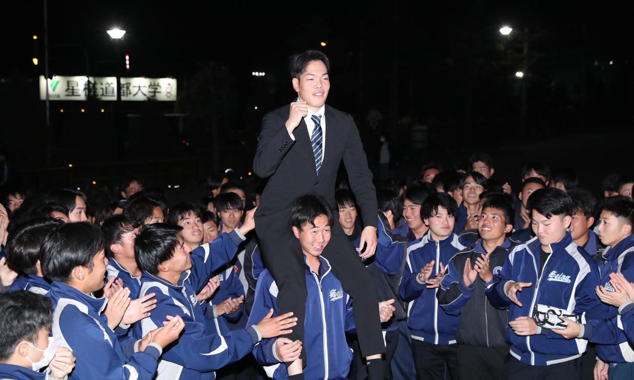 広島ドラフト3位指名を受けた星槎道都大・滝田はチームメートから肩車される（撮影・佐藤翔太）