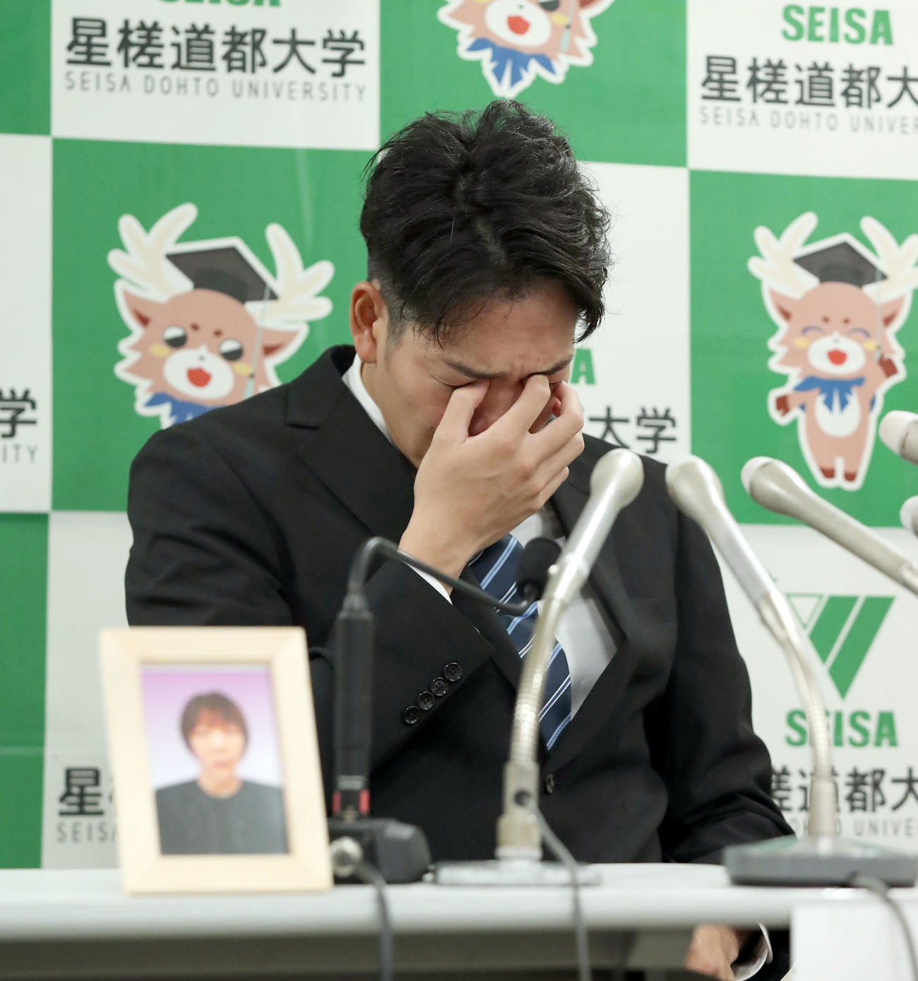 広島からドラフト3位指名され涙ぐむ星槎道都大・滝田（撮影・佐藤翔太）