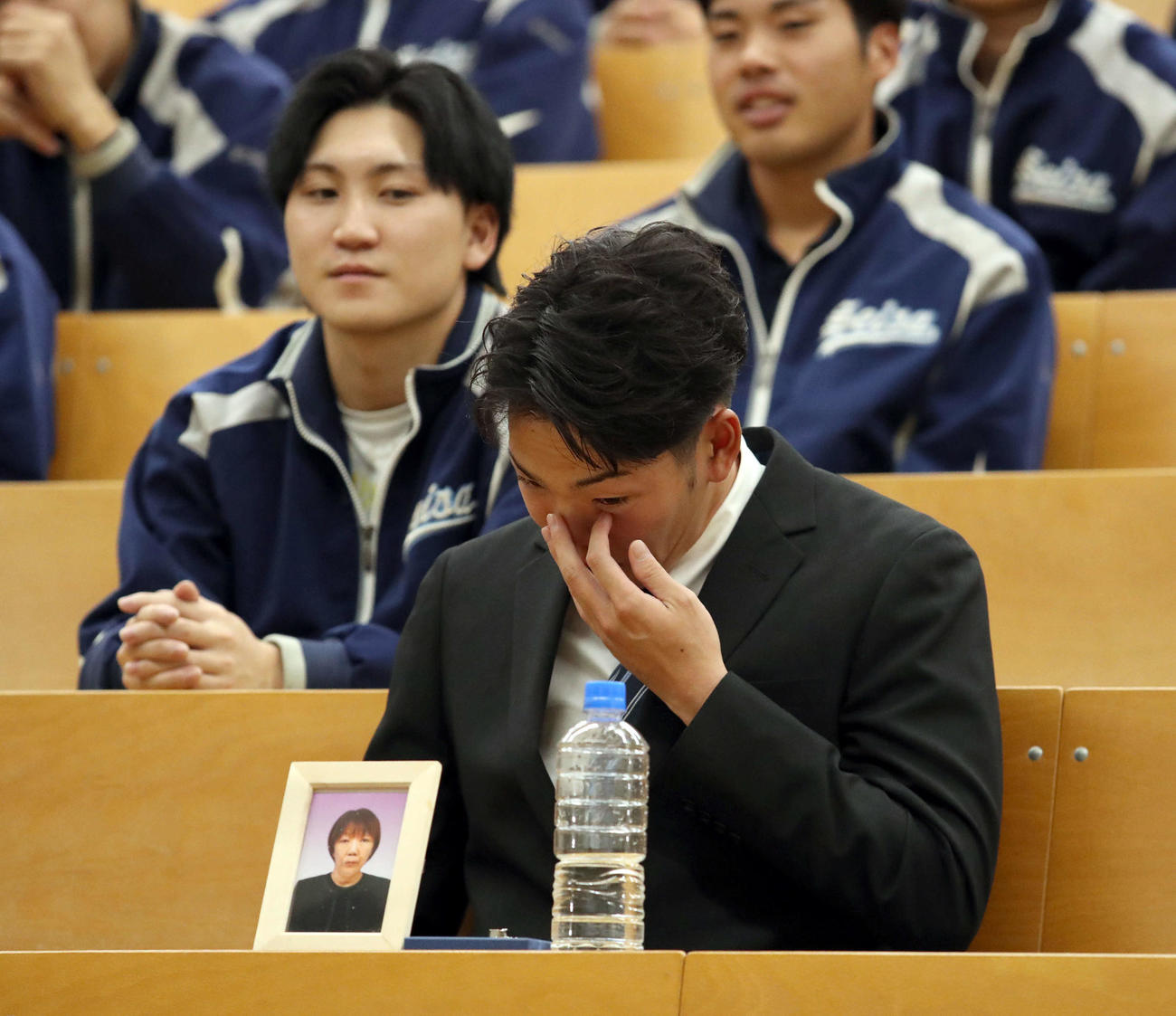 広島ドラフト3位指名を受け涙ぐむ星槎道都大・滝田（撮影・佐藤翔太）