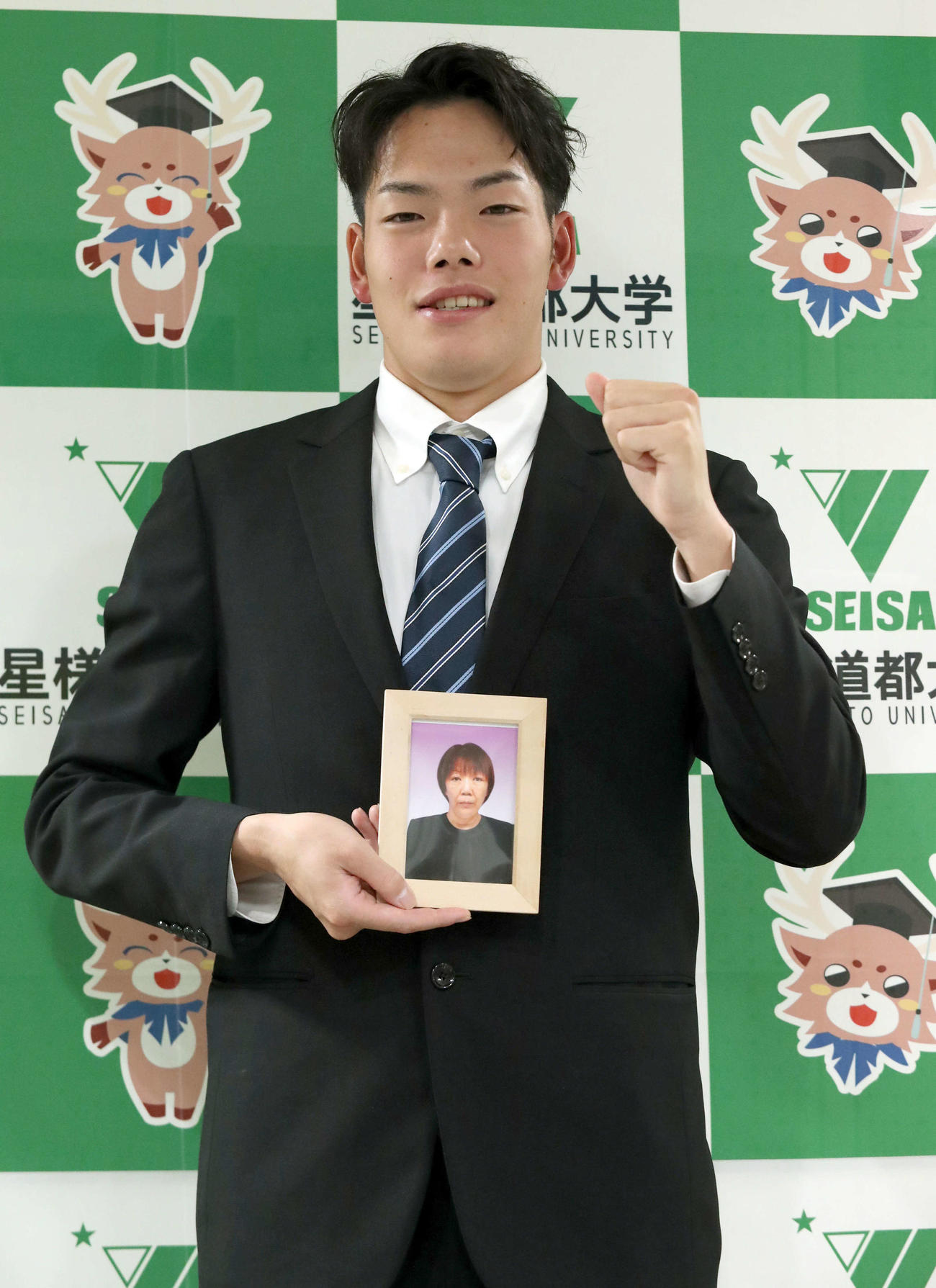 母の美智子さんの写真とともに撮影に応じる広島からドラフト3位指名された星槎道都大・滝田（撮影・佐藤翔太）