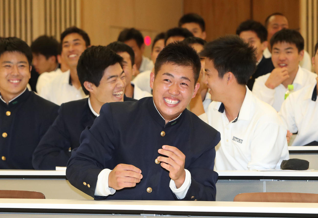 笑顔でドラフト指名を待つ報徳学園・堀（中央）（撮影・白石智彦）