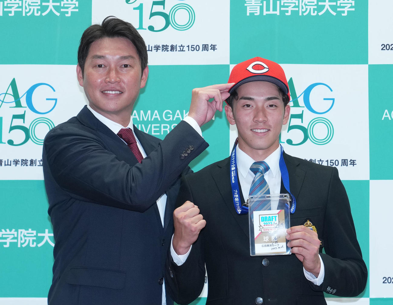 ドラフト会議後に駆けつけた新井監督（左）と記念撮影をする広島から1位指名される青学大・常広（撮影・狩俣裕三）