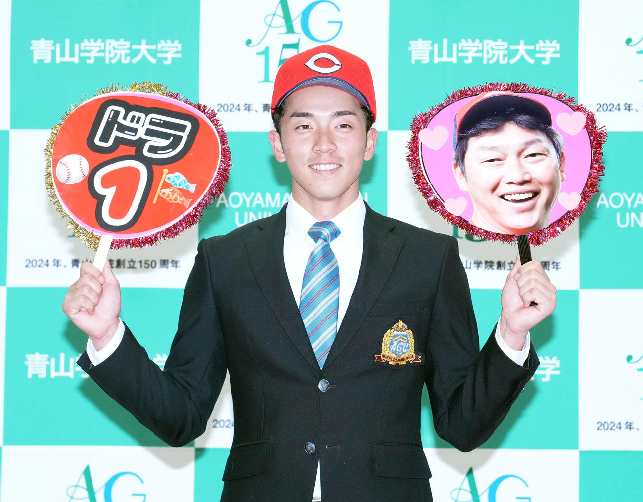ドラフト会議後、広島1位指名の青学大・常広はうちわを手に記念撮影（撮影・狩俣裕三）
