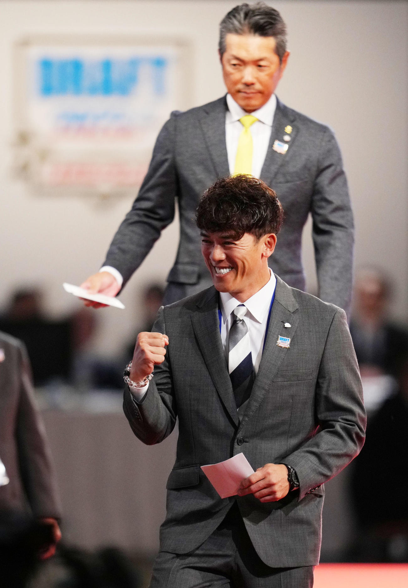 国学院大・武内の交渉権を獲得しガッツポーズの西武松井。奥は小久保監督（撮影・横山健太）