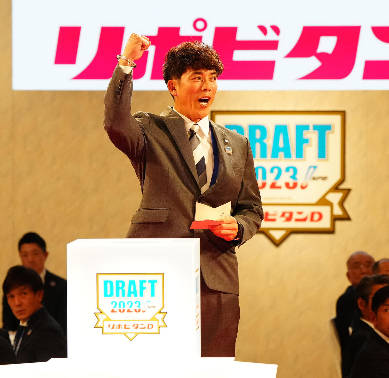 プロ野球ドラフト会議で国学院大・武内の交渉権を獲得し、ガッツポーズの西武松井監督（撮影・江口和貴）
