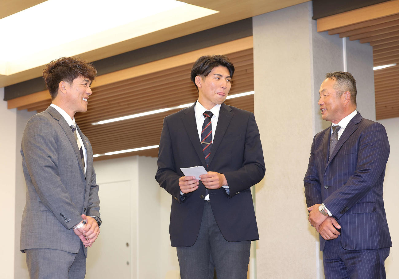 西武松井監督（左）と言葉を交わす国学院大・武内（中央）と鳥山監督（撮影・河田真司）