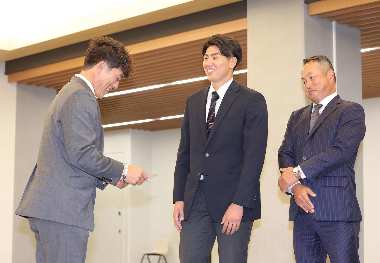 西武松井監督（左）と言葉を交わす国学院大・武内（中央）と鳥山監督（撮影・河田真司）