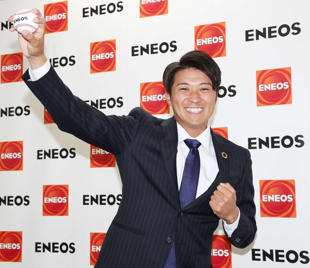 西武から7位指名を受け、シンカーの握りで笑顔を見せるENEOS・糸川（撮影・宮地輝）
