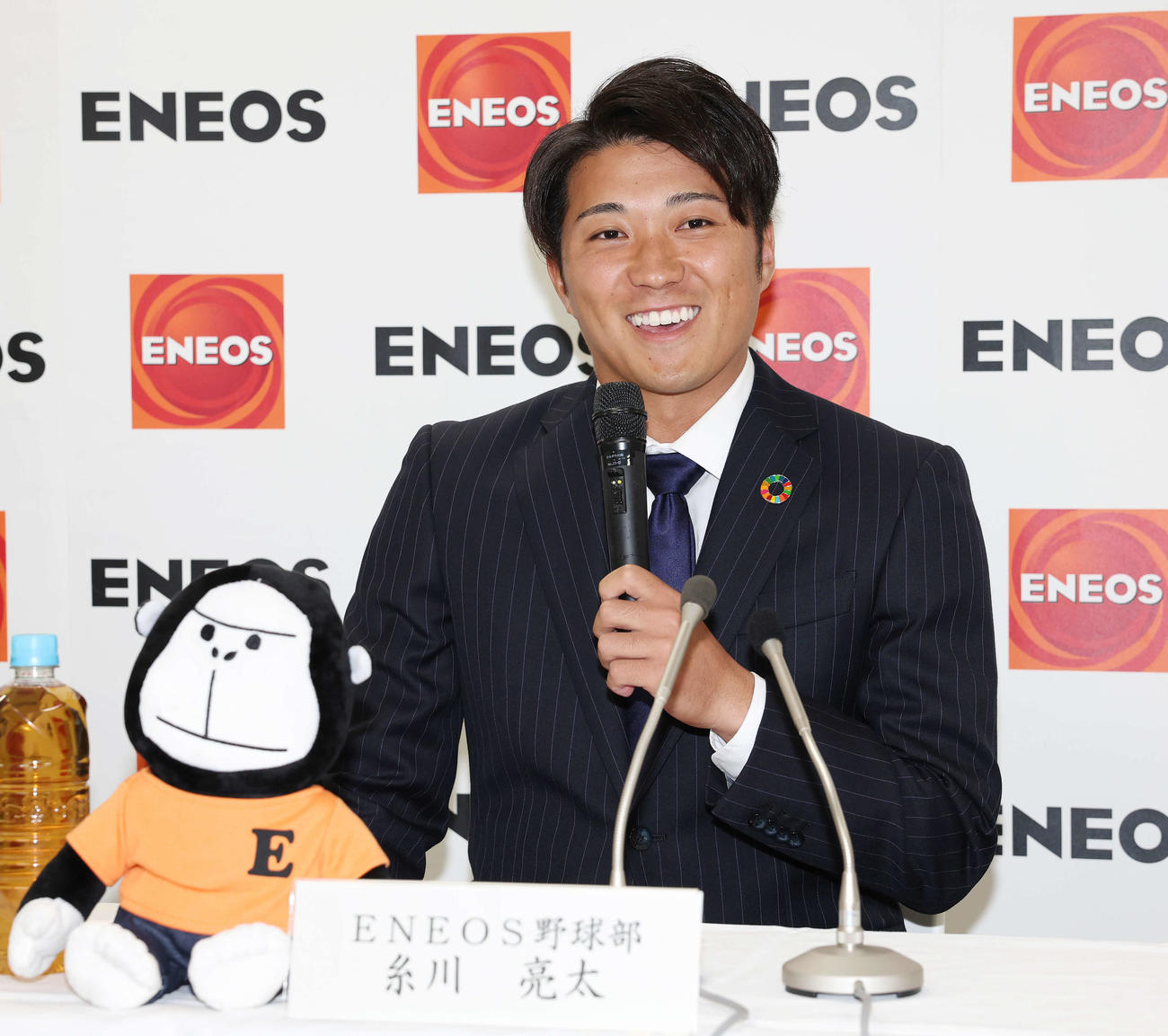 西武から7位指名を受け、笑顔で話すENEOS・糸川（撮影・宮地輝）