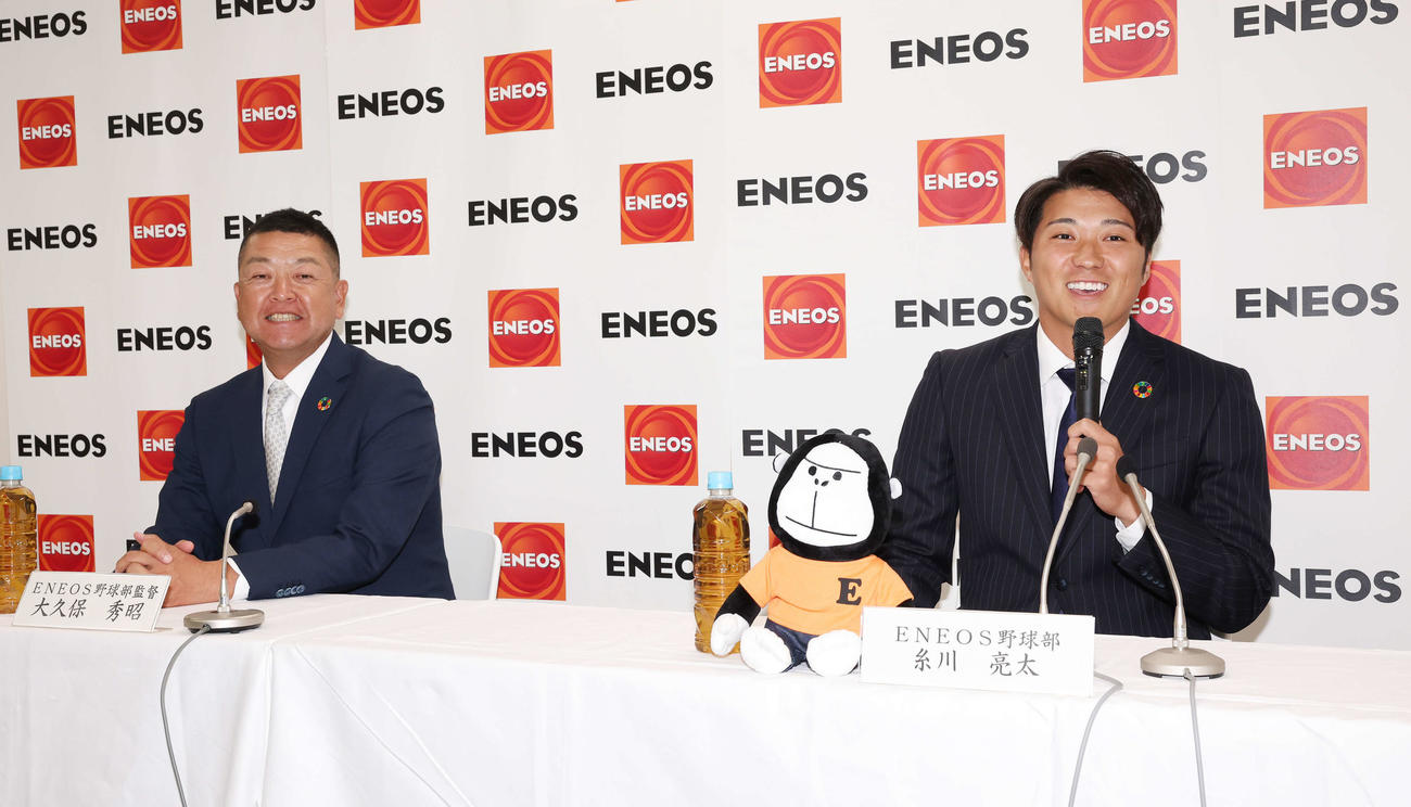 西武から7位指名を受け、ENEOS・大久保監督（左）と笑顔を見せる糸川（撮影・宮地輝）
