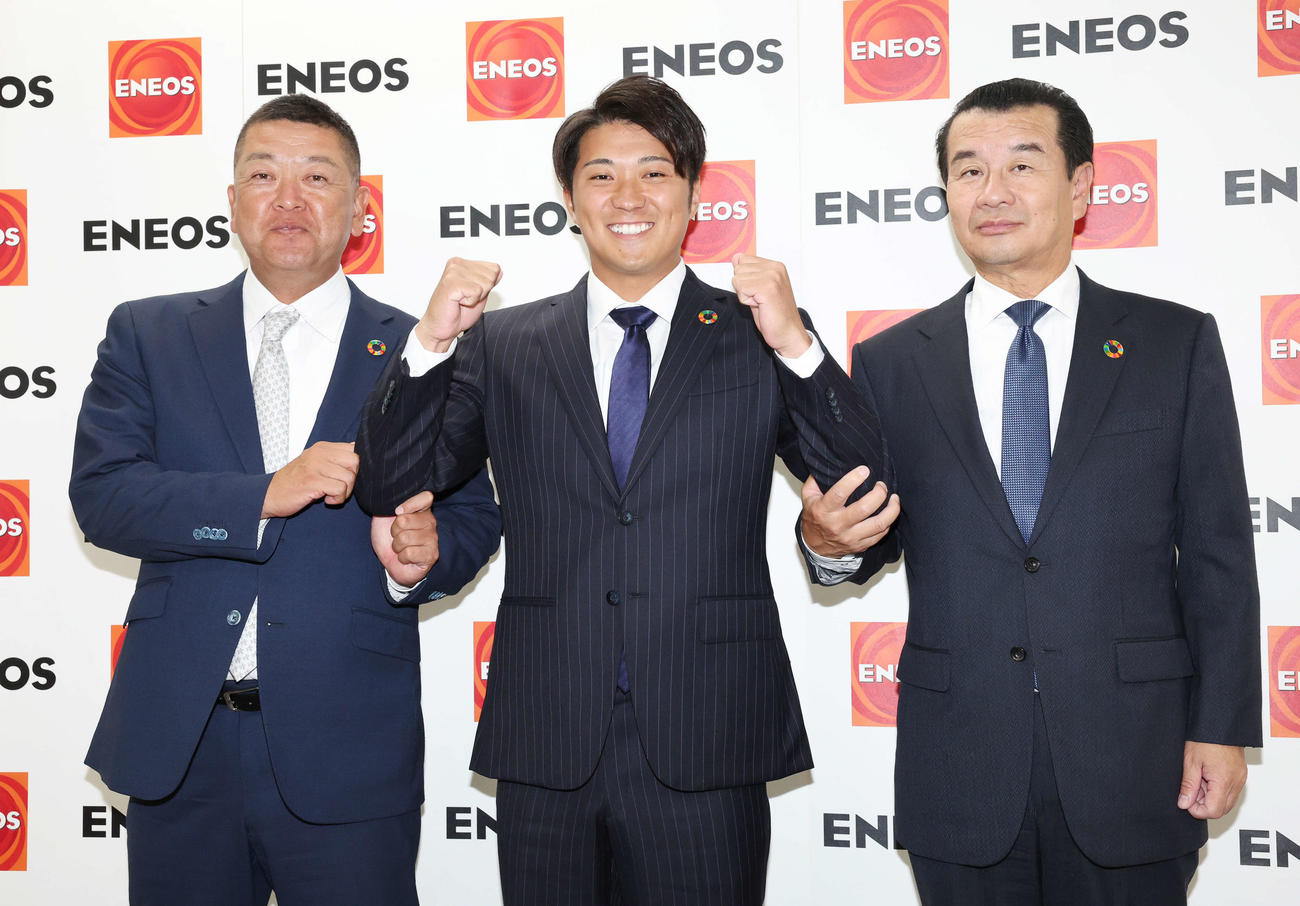 西武から7位指名を受け、ENEOS・大久保監督（左）と松本部長（右）と記念撮影する糸川（撮影・宮地輝）