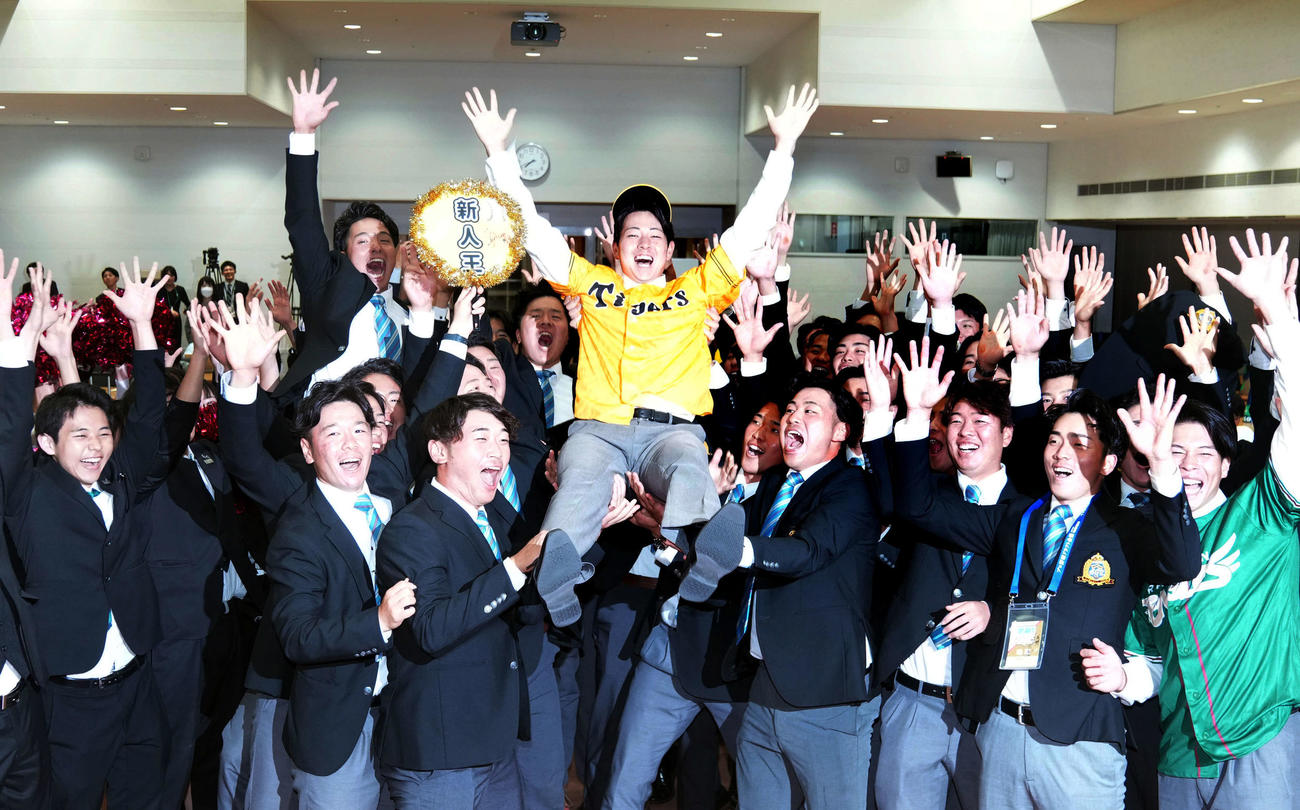 チームメートから胴上げで祝福される阪神単独指名1位の青学大・下村（中央）（撮影・狩俣裕三）