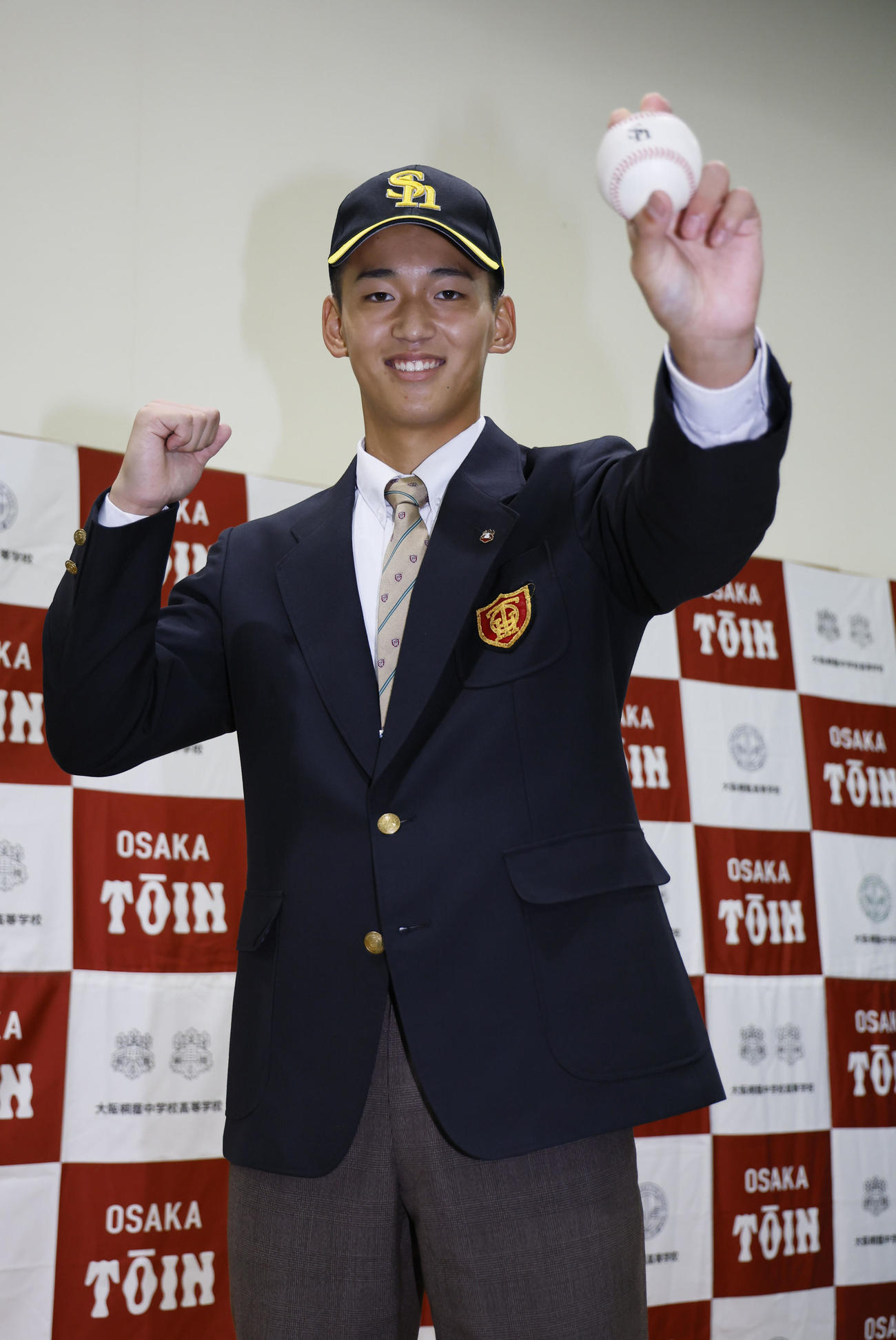 2023年プロ野球ドラフト会議　ソフトバンクから1位での指名を受け、笑顔を見せる大阪桐蔭・前田（撮影・藤尾明華）