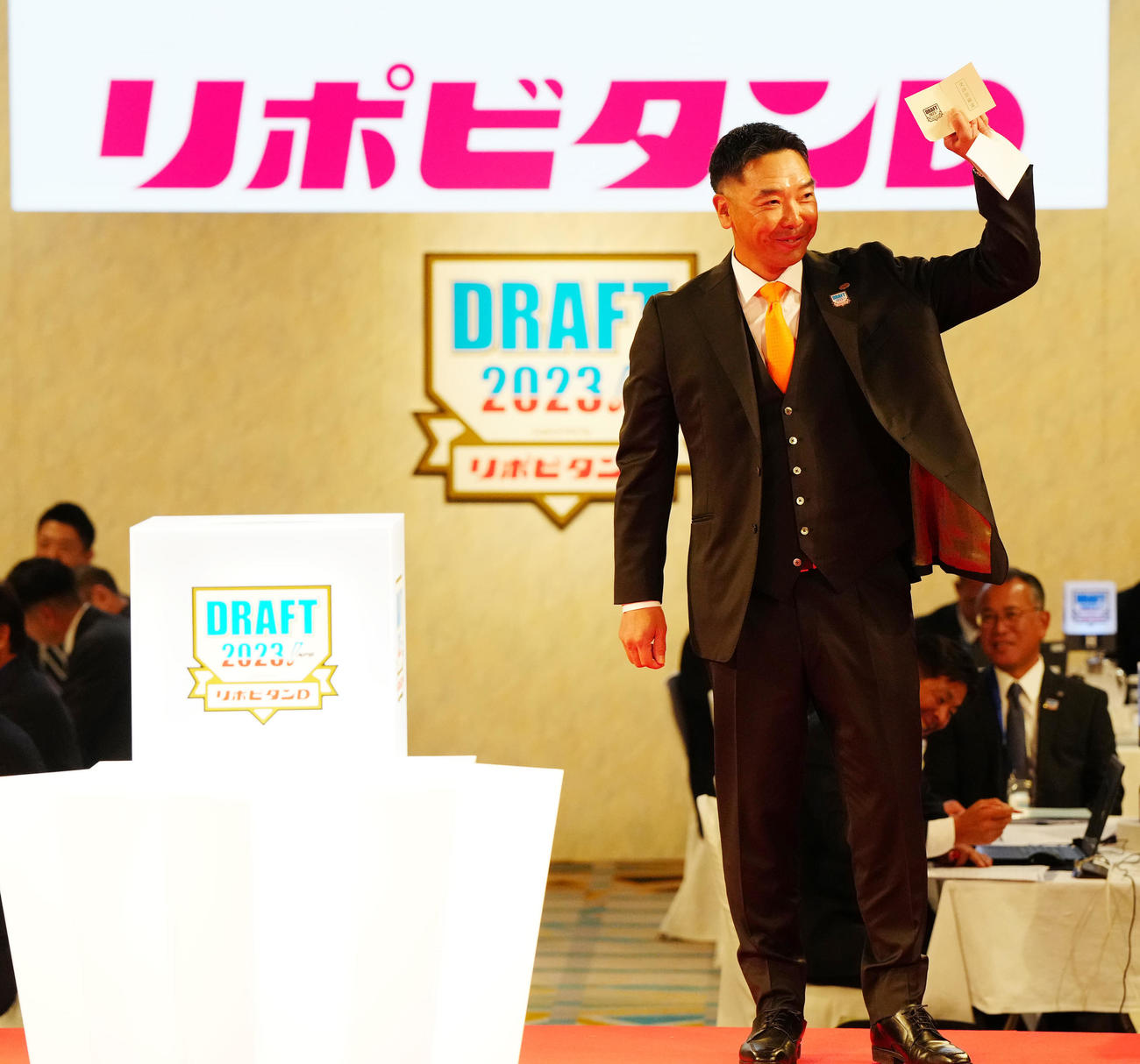 プロ野球ドラフト会議で中大・西舘の交渉権を獲得し、笑顔を見せる巨人阿部監督（撮影・江口和貴）