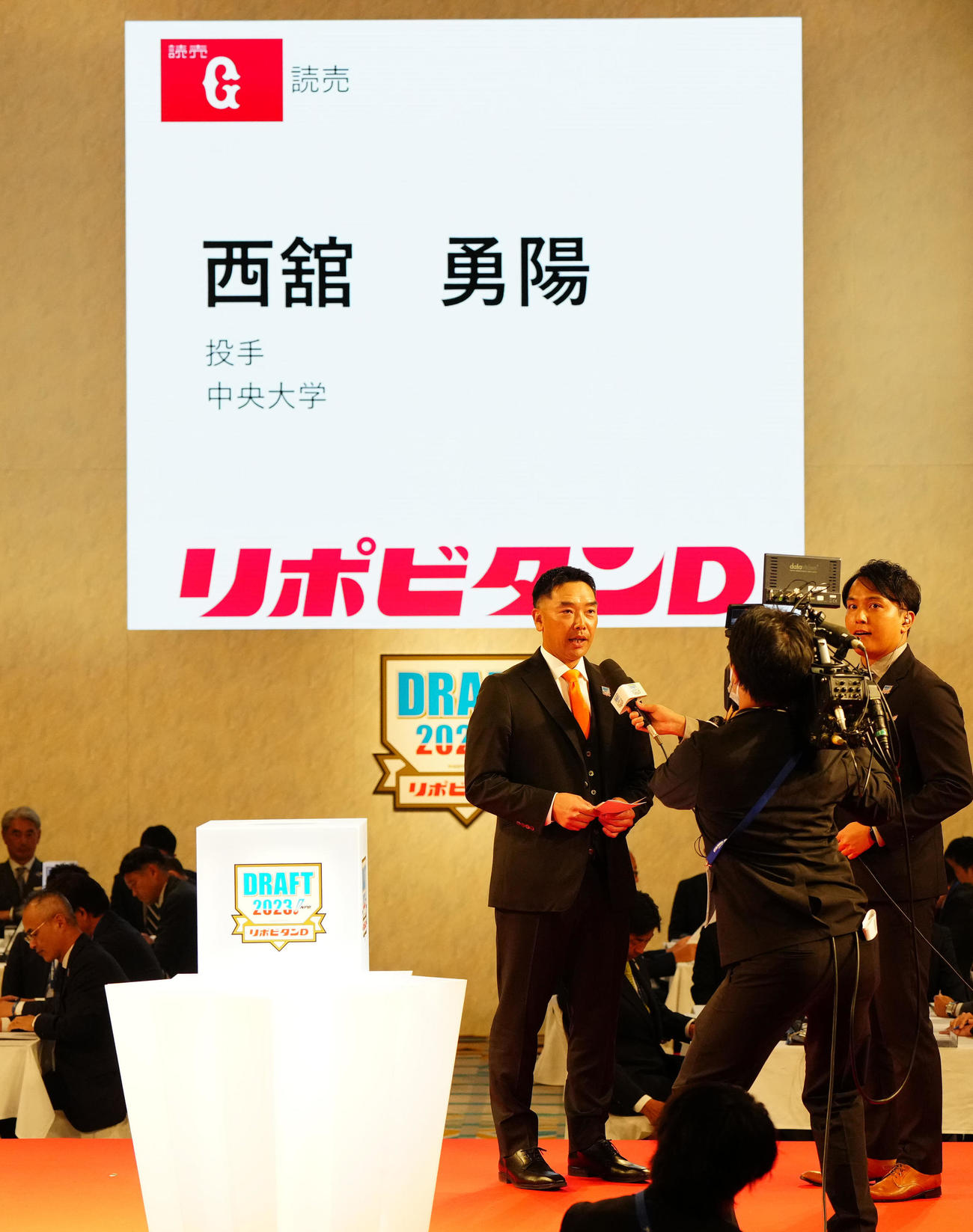 プロ野球ドラフト会議で中大・西舘の交渉権を獲得し、インタビューを受ける巨人阿部監督（左）（撮影・江口和貴）