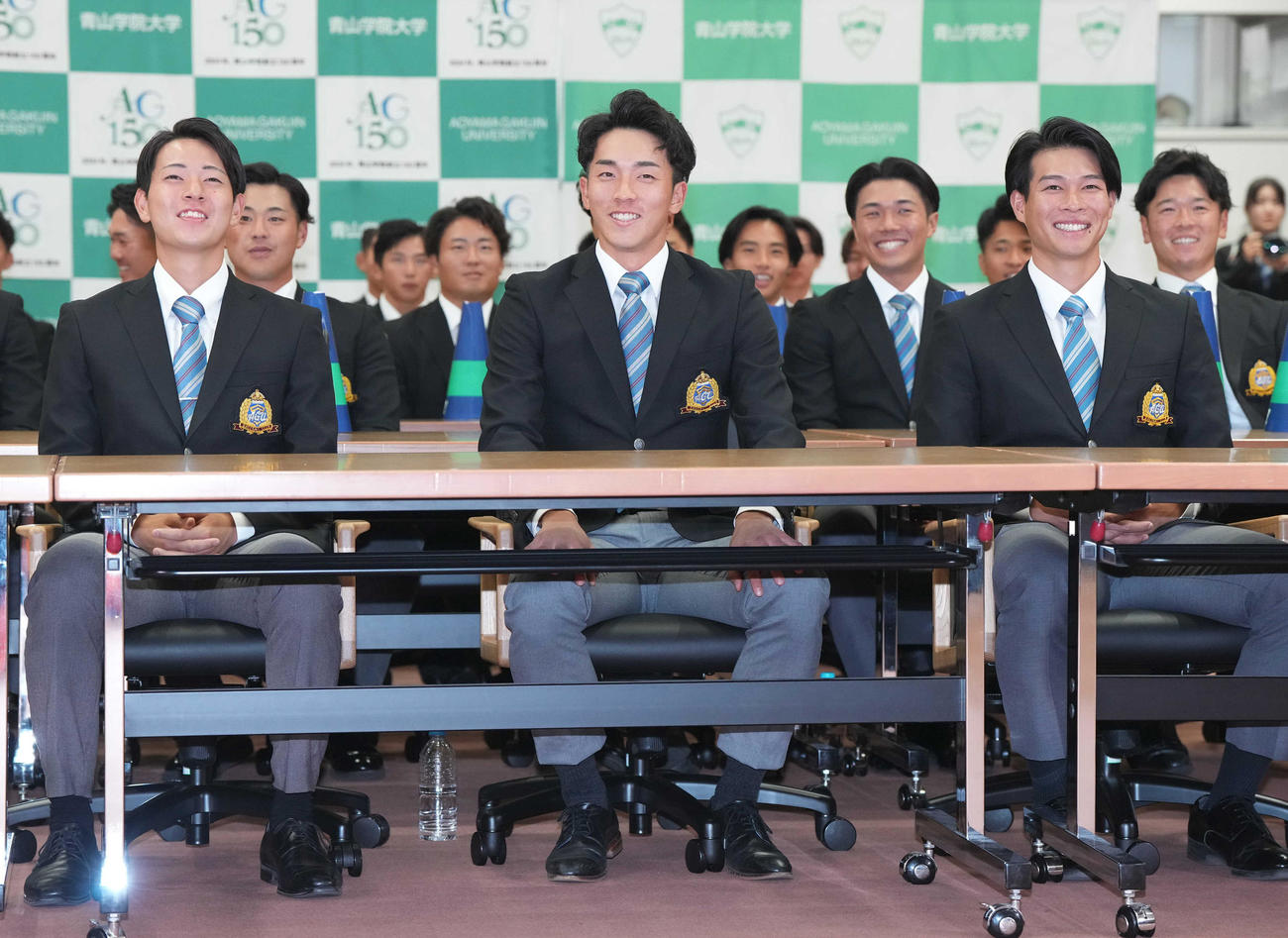 阪神から1位指名された青学大・下村（左）。中央は常広、右は中島（撮影・狩俣裕三）