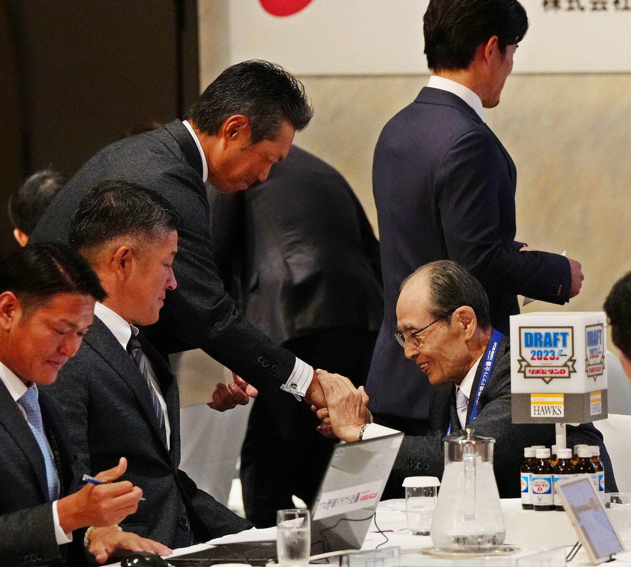 大阪桐蔭・前田の交渉権を獲得し、ソフトバンク小久保監督（後方左）と握手を交わす王球団会長（撮影・江口和貴）
