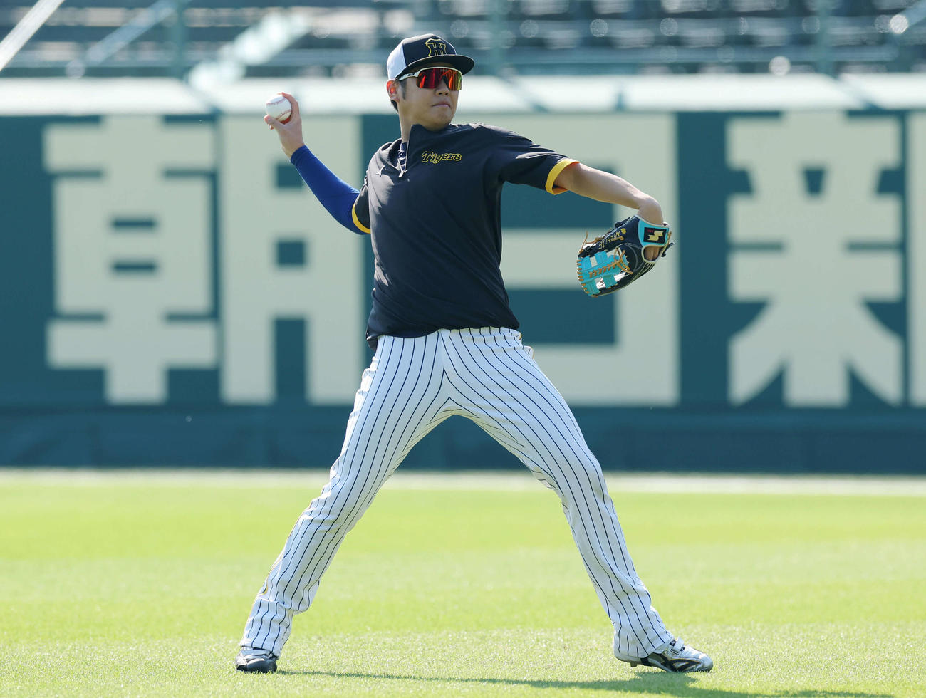 キャッチボールで調整する阪神西勇（撮影・前田充）