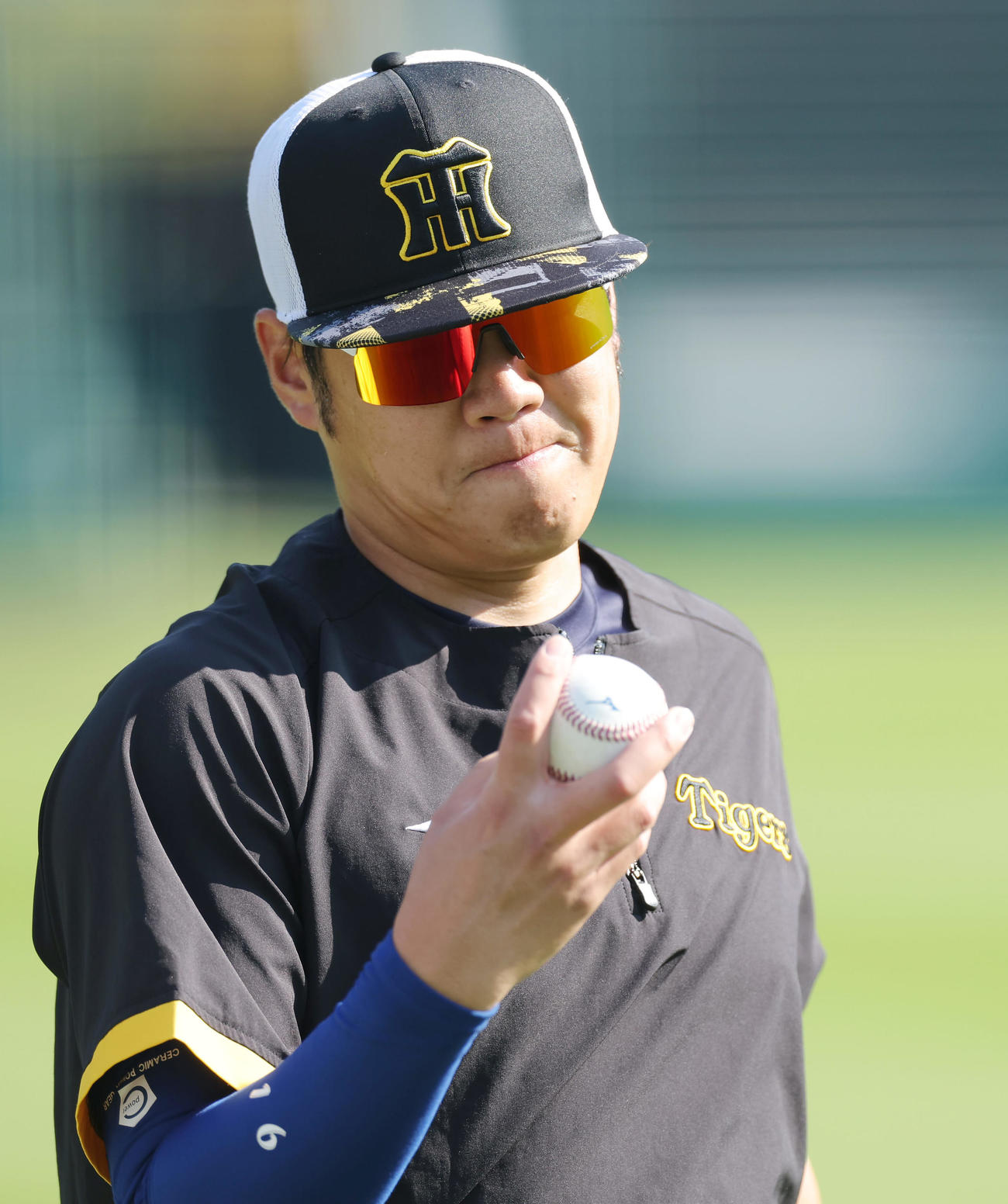 キャッチボールを終えボールを見つめる阪神西勇（撮影・前田充）