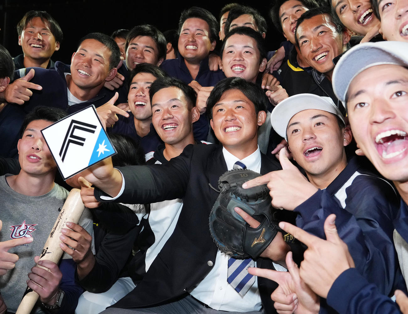 日本ハムから2位で指名を受け、笑顔でポーズをとる上武大・進藤（中央）（撮影・菅敏）