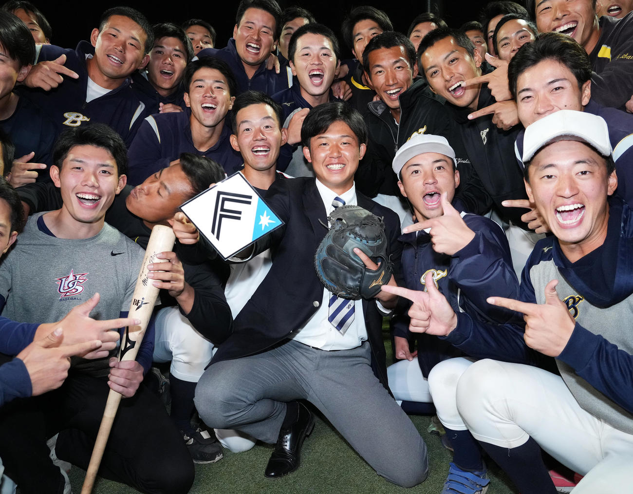日本ハムから2位で指名を受け、笑顔でポーズをとる上武大・進藤（中央）（撮影・菅敏）