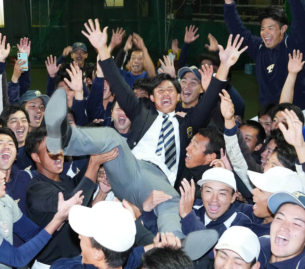 日本ハムから2位で指名を受け、胴上げされる上武大・進藤（中央）（撮影・菅敏）