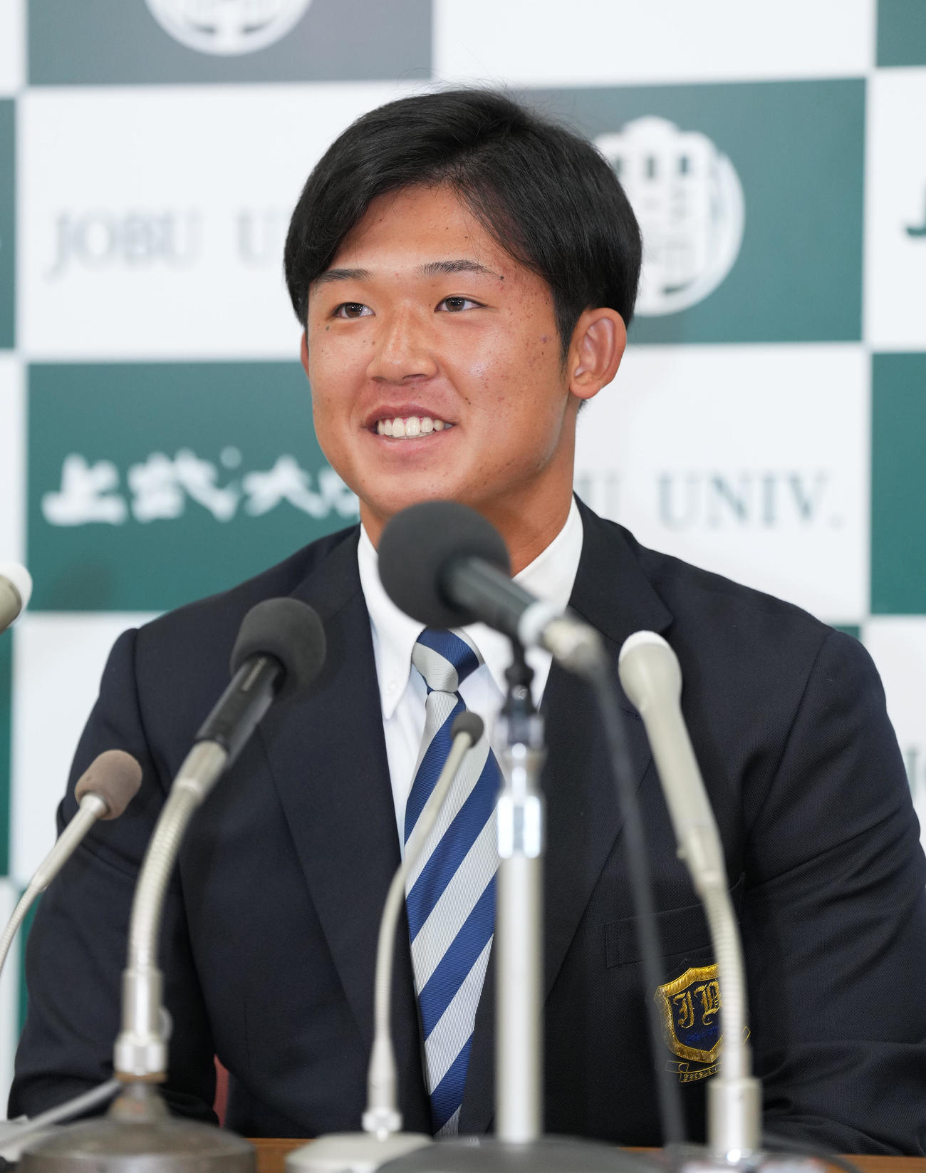 日本ハムから2位指名を受け、笑顔を見せる上武大・進藤（撮影・菅敏）