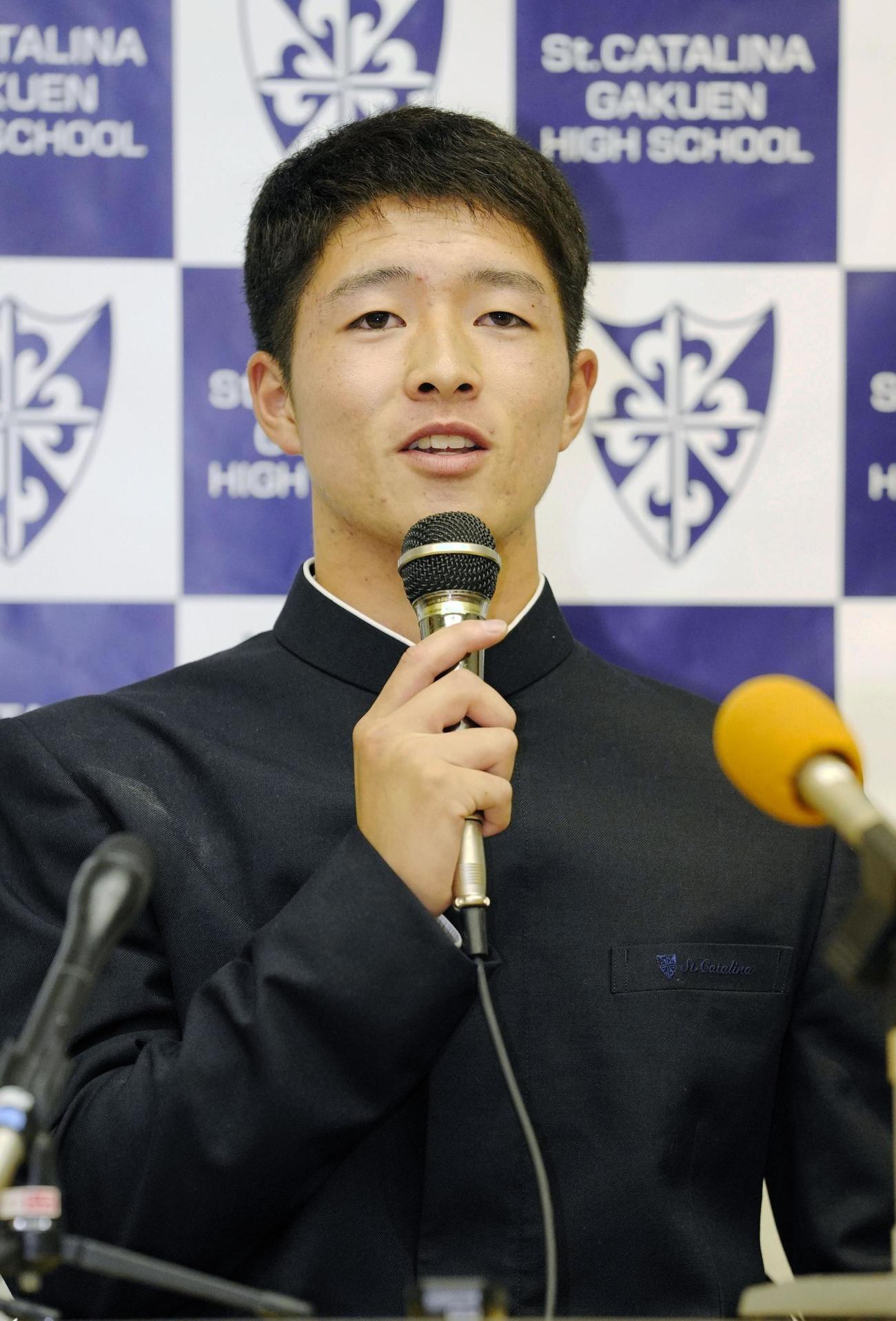 オリックスから2位指名を受け、記者会見する聖カタリナ学園の河内康介（共同）