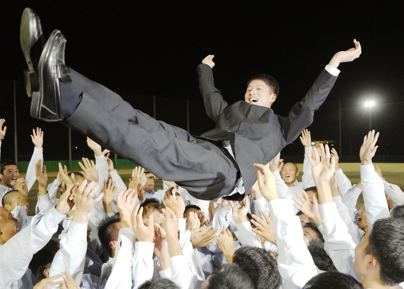 オリックスから2位指名を受け、チームメートから胴上げされる聖カタリナ学園の河内康介（共同）