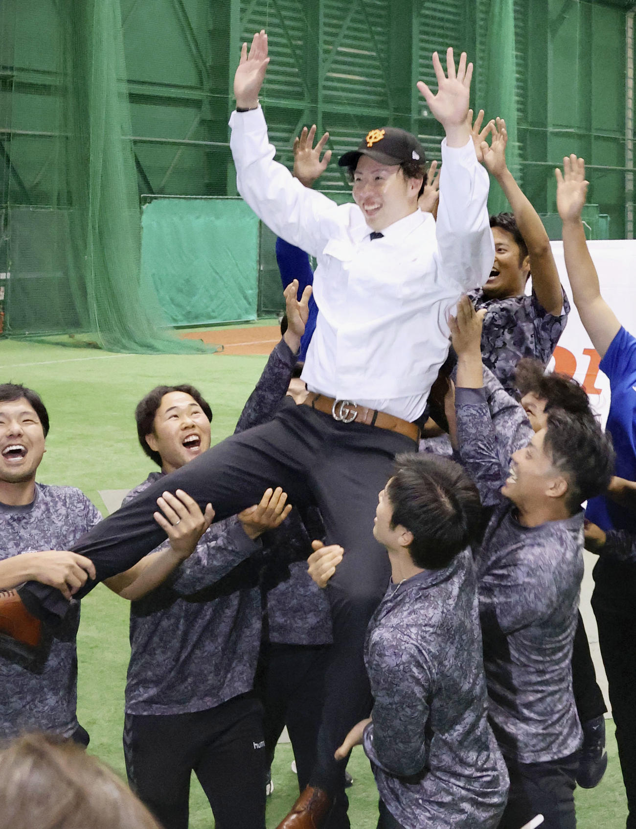 巨人から2位指名を受け、胴上げされるホンダ鈴鹿の森田駿哉投手（共同）