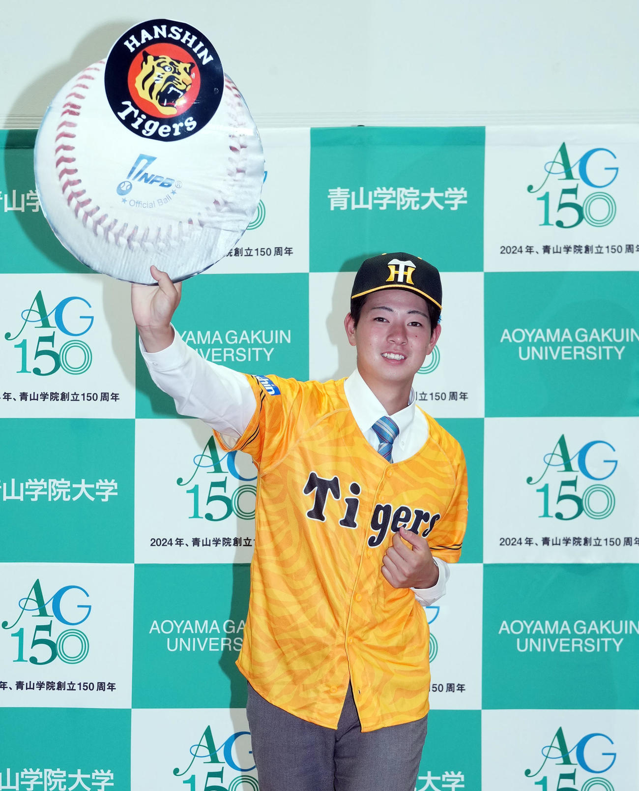 阪神から1位指名され、記念撮影をする青学大・下村（撮影・狩俣裕三）