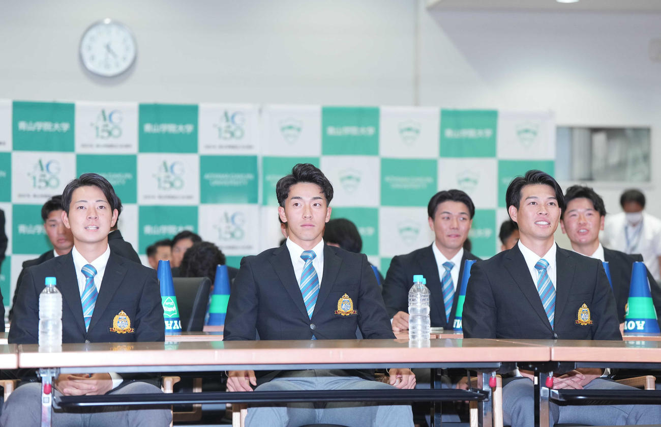 青山キャンパス内の会見場でチームメートたちと一緒にドラフト会議の放送開始を待つ、左から青学大・下村、常広、中島（撮影・狩俣裕三）