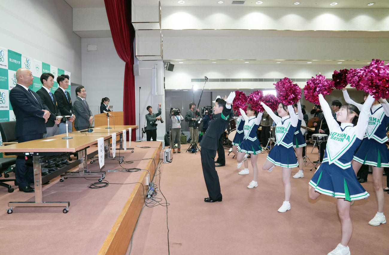 青学大の応援団から祝福される阪神1位指名の下村（左から2人目）と広島1位指名の常広（同3人目）（撮影・狩俣裕三）