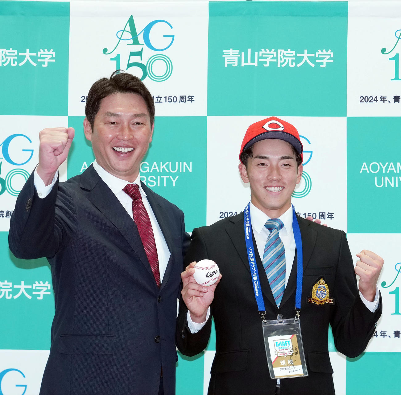 ドラフト会議後に駆けつけた新井監督（左）と記念撮影をする広島から1位指名される青学大・常広（撮影・狩俣裕三）