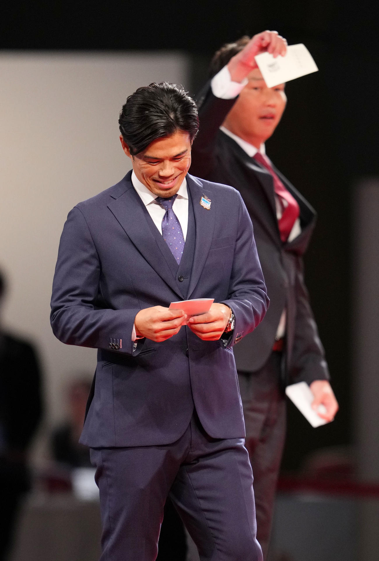 青学大・常広の交渉権を獲得できず悔しがる楽天今江監督。右は広島新井監督（撮影・横山健太）