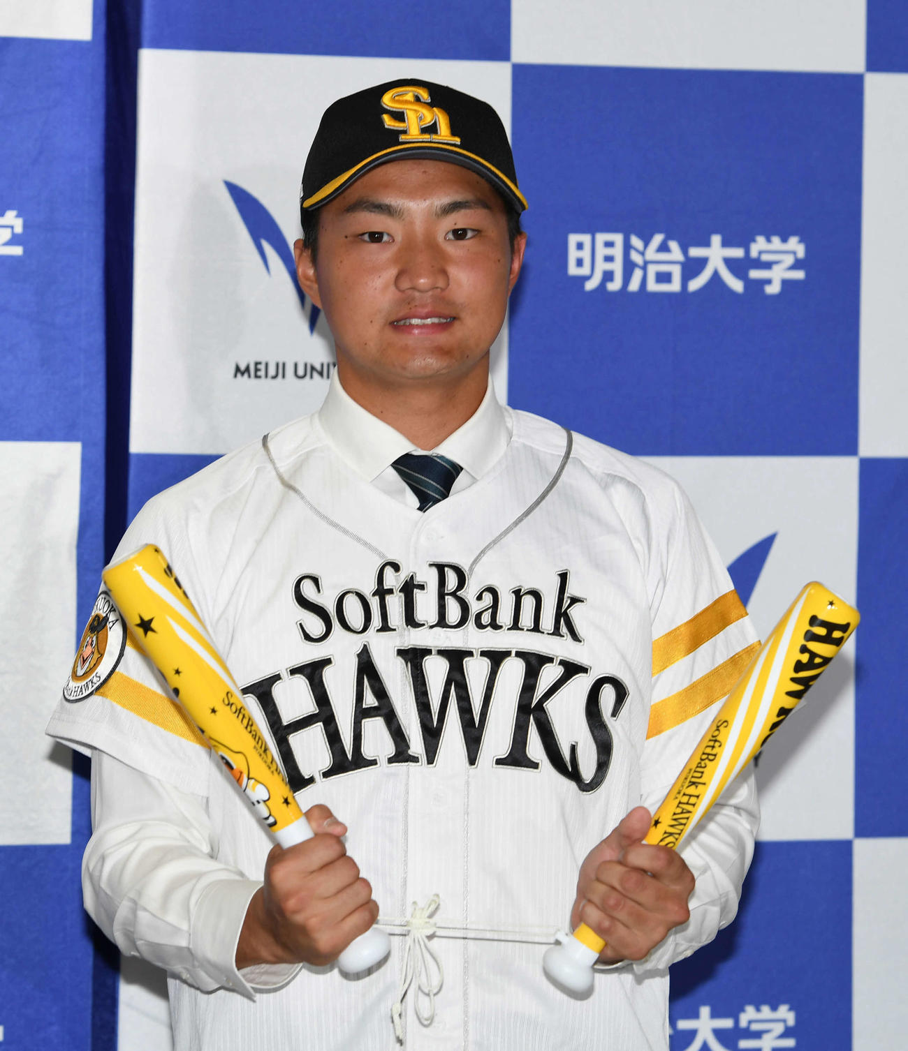 ソフトバンク4位指名の明大・村田賢一はユニホーム姿で撮影に応じる（撮影・柴田隆二）