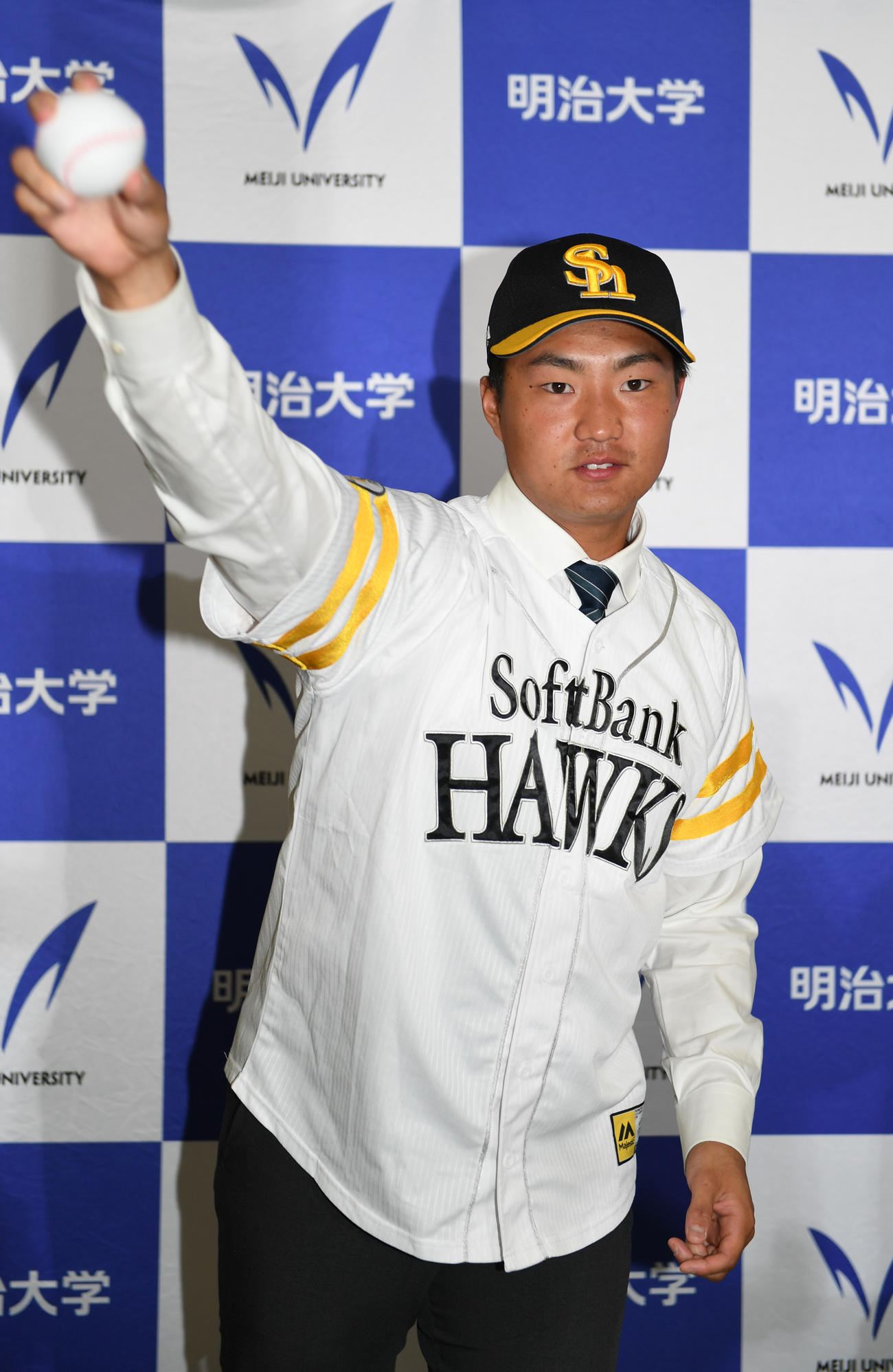 ソフトバンク4位指名の明大・村田賢一は投球フォームを披露する（撮影・柴田隆二）