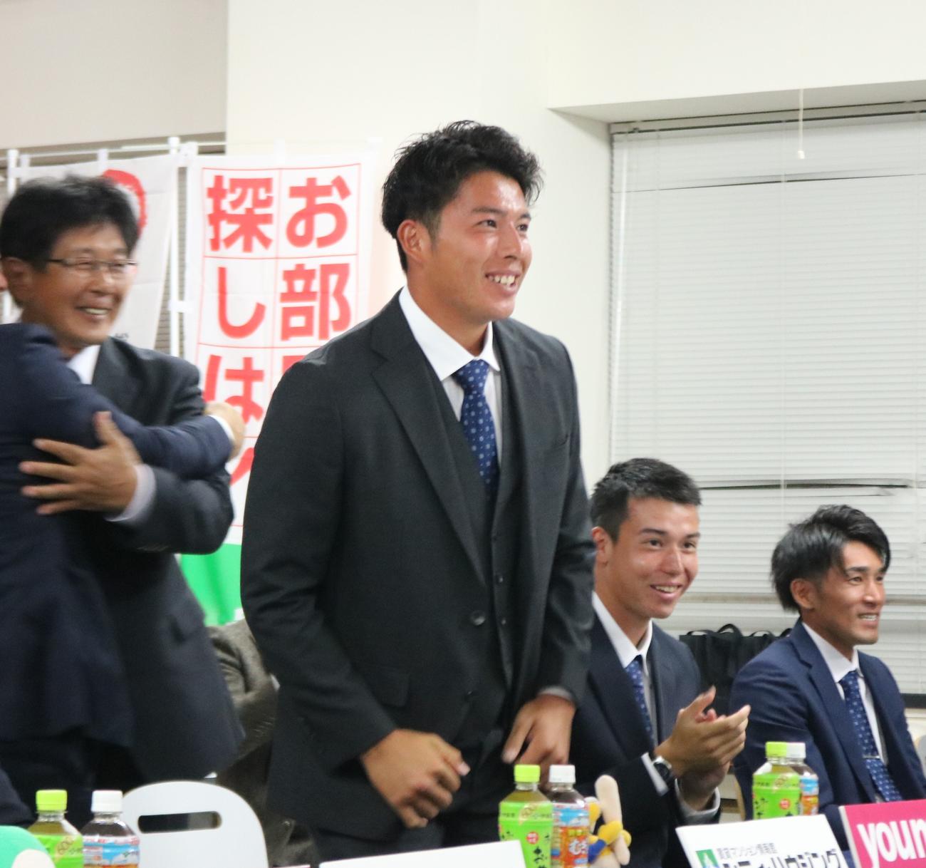 阪神から2位指名を受け笑顔を見せる椎葉（撮影・林亮佑）