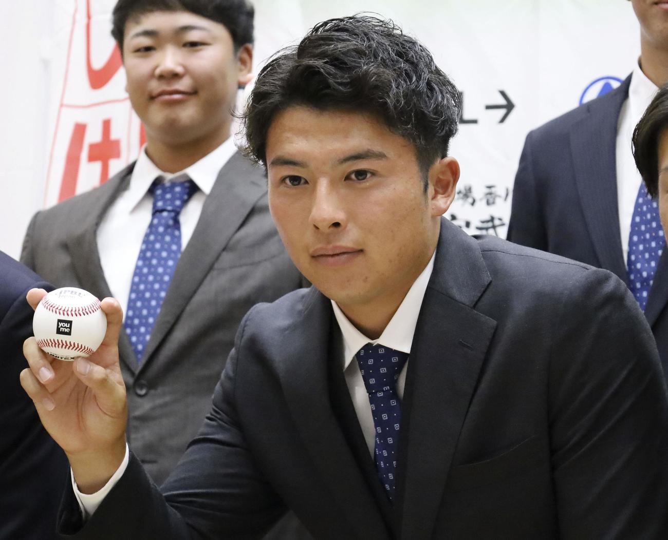 阪神から2位指名を受け、ポーズをとる四国IL徳島の椎葉剛投手（共同）