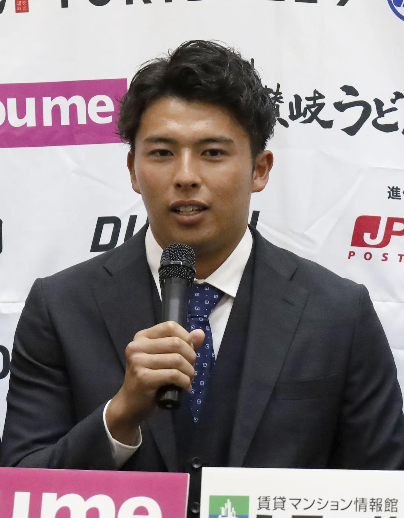 阪神から2位指名を受け、記者会見する四国IL徳島の椎葉剛投手（共同）