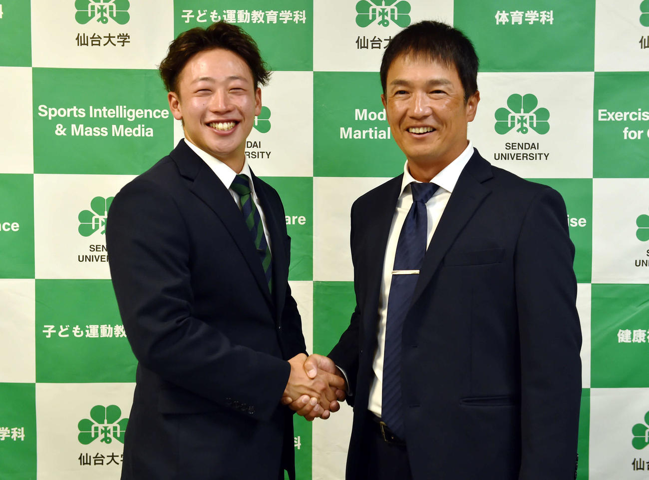 中日から3位指名を受けた仙台大・辻本（中央）は森本監督と固い握手