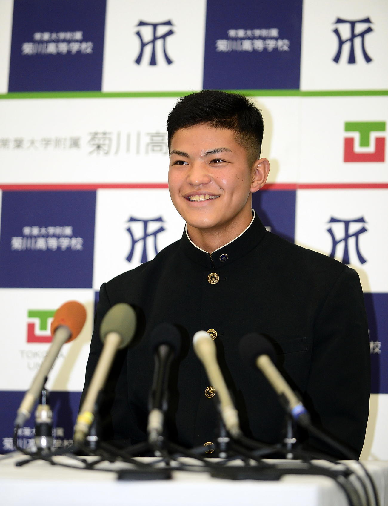 笑顔で会見に臨む常葉大菊川・鈴木