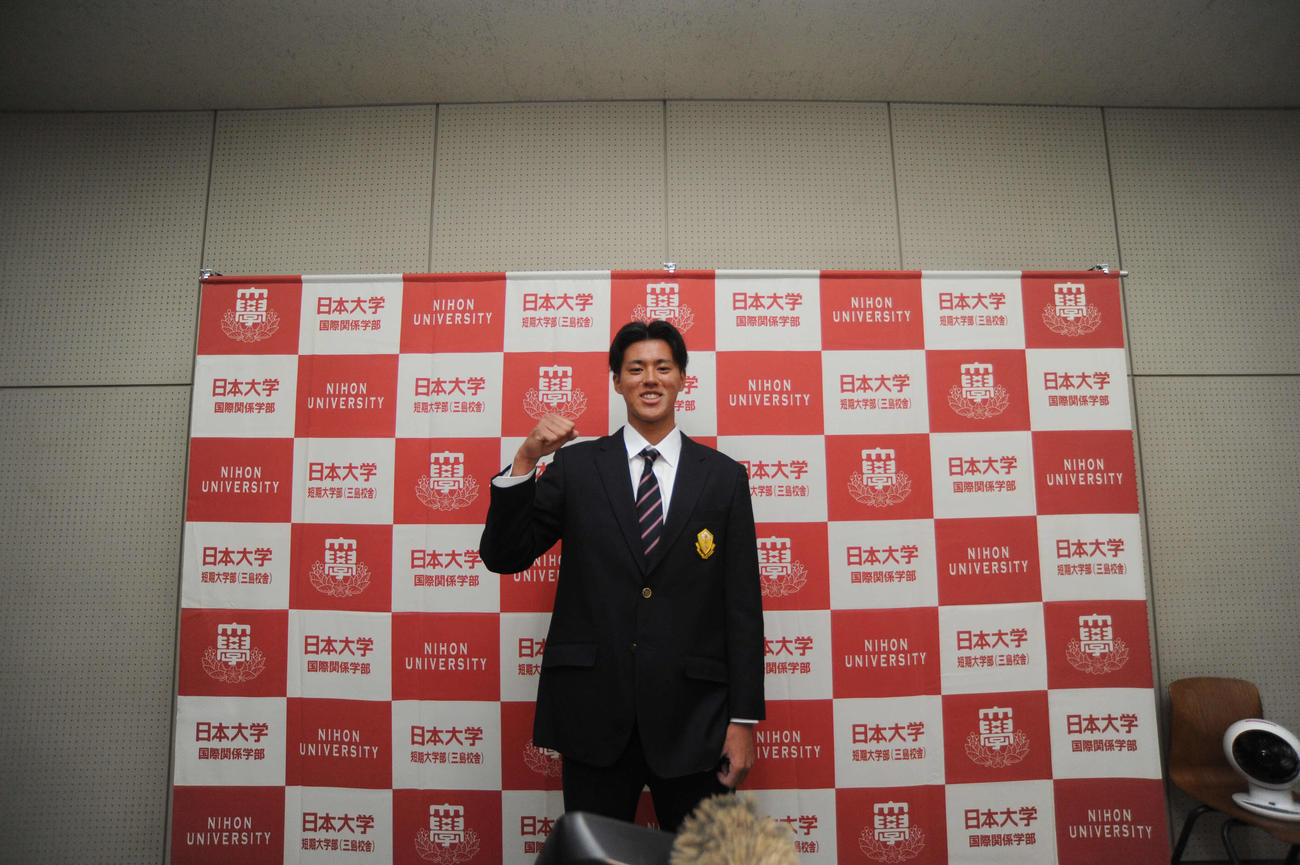 広島から育成1位指名を受けてガッツポーズする日大国際関係の杉田