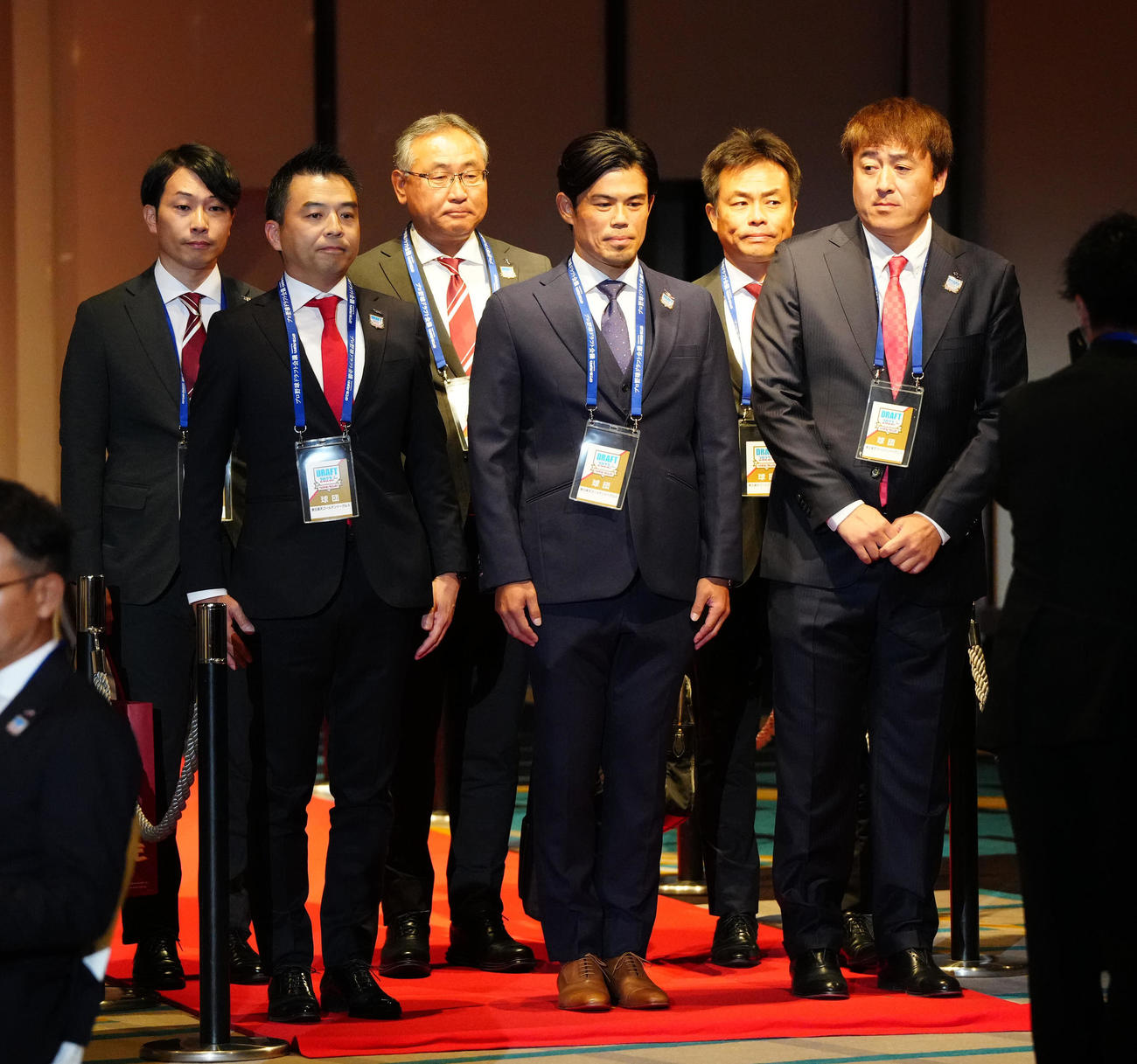 プロ野球ドラフト会議で入場する楽天今江監督（手前中央）ら（撮影・江口和貴）