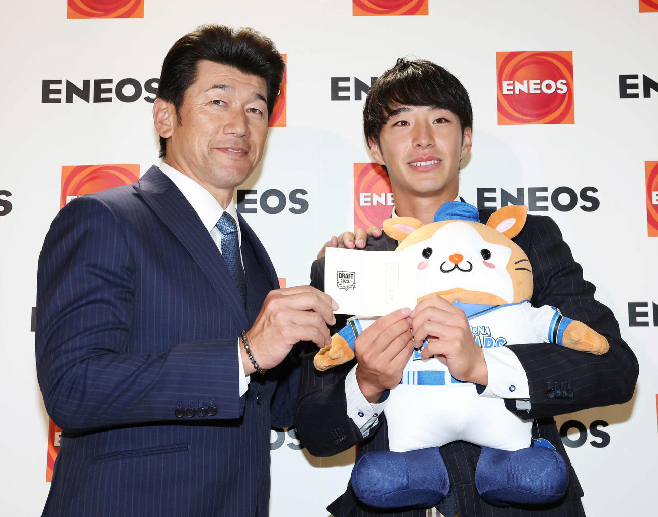 交渉権確定のくじを手に笑顔を見せるDeNA三浦監督（左）と1位指名のENEOS・度会（撮影・宮地輝）