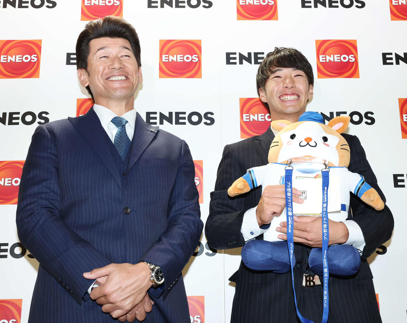 DeNA三浦監督（左）は1位指名のENEOS・度会と笑顔を見せる（撮影・宮地輝）
