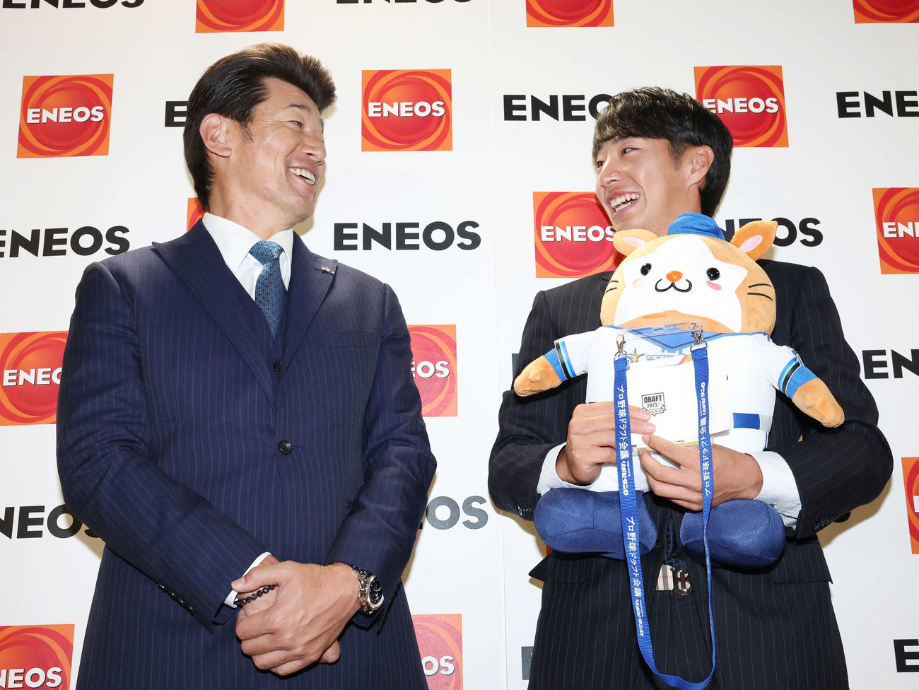 DeNA三浦監督（左）は1位指名のENEOS・度会と笑顔を見せる（撮影・宮地輝）