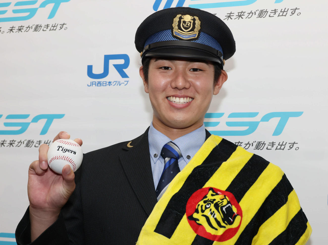 阪神にドラフト5位指名され、ポーズを決めるJR西日本の石黒（撮影・加藤孝規）