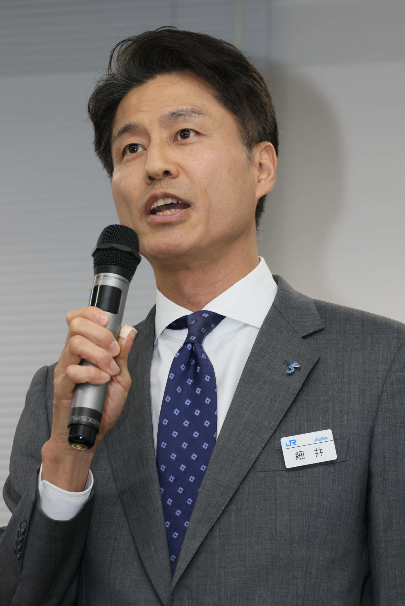 阪神にドラフト5位指名されたJR西日本の石黒の会見であいさつするJR西日本野球部の細井副部長（撮影・加藤孝規）