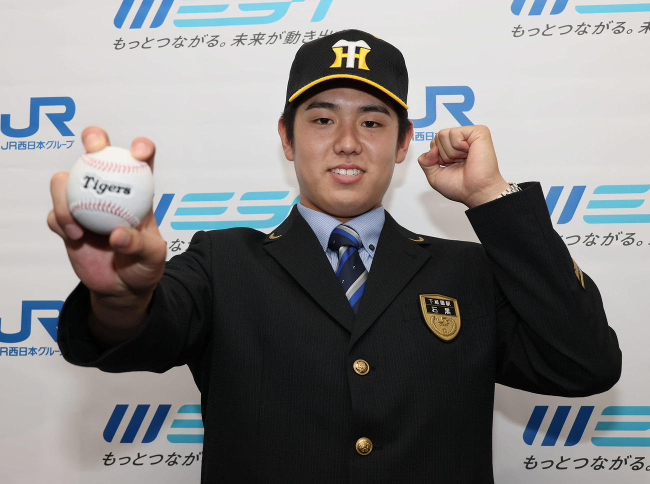 阪神にドラフト5位指名され、ポーズを決めるJR西日本の石黒（撮影・加藤孝規）